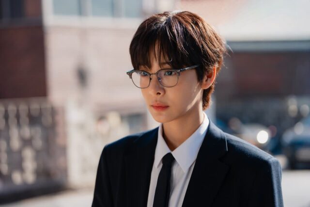 아주 잘생긴 신인 배우인줄 알았는데…남장한 미모의 여배우였다