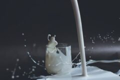 우유, 마시지 마시고 ‘여기’ 발라보세요. 광이 두 배 살아납니다