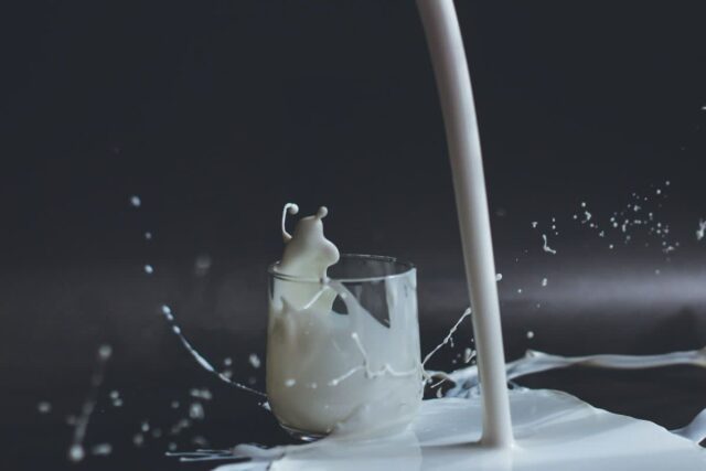 우유, 마시지 마시고 ‘여기’ 발라보세요. 광이 두 배 살아납니다