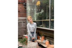 “인형의 외출” 노정의가 보여주는 그레이 스웨트셔츠와 데님 스커트의 황금 비율