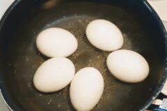 계란 삶기 전에 “이것” 꼭 하세요 분식집 사장님이 공개한 특급 노하우 입니다.
