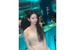 “파격적인 직각 어깨” 신시아가 보여주는 우아함의 정점 홀터넥 드레스 핏