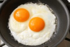 “식용유 쓰지 마세요” 계란후라이 겉바속촉 3배 맛있게 만든다는 ‘이 기름’