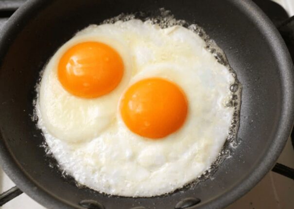 “식용유 쓰지 마세요” 계란후라이 겉바속촉 3배 맛있게 만든다는 ‘이 기름’