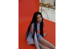 “신비로운 블루 모먼트” 김민주가 선택한 라이트 블루 셋업이 선사하는 고혹적 무드