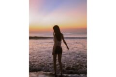 “해변의 요정 강림” 이유비가 보여주는 화이트 크로쉐와 플라워 포인트의 낭만적 조화