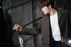 김재중 ‘신사: 악귀의 속삭임’ 박수무당 변신! 스산한 보도스틸 대공개!