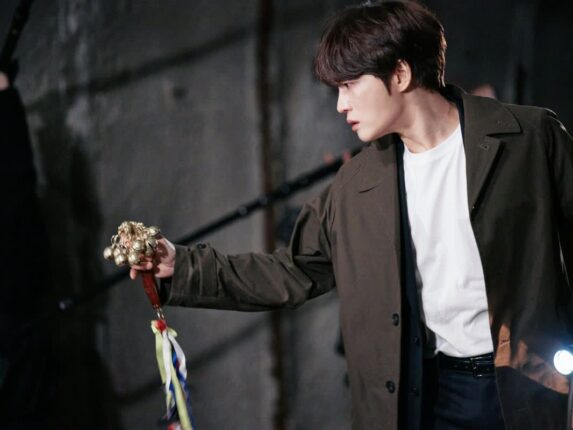김재중 ‘신사: 악귀의 속삭임’ 박수무당 변신! 스산한 보도스틸 대공개!