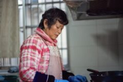 일본 주부들이 화장실 청소에 ‘이걸’ 씁니다.. 곰팡이가 새것처럼 사라집니다