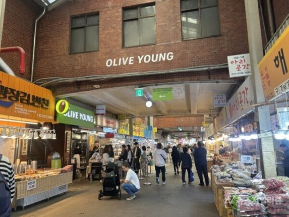 광장시장에 생겼다는 복고풍 컨셉의 올리브영 매장.jpg
