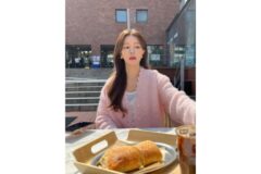 “아이 엄마라고는 믿기지 않는 비율” 정시아 패션의 완성은 데님 팬츠