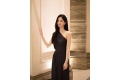 “조각이 걸어 나오는 듯” 이엘리야 원숄더 드레스가 선사하는 압도적 우아함
