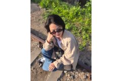 “철길 위에서도 화보” 신동미의 무심한 듯 시크한 데일리 패션 포인트
