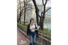“그라운드 밖의 여신” 유현주가 선보인 시크한 벚꽃 나들이 룩의 정석