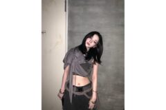 “한 뼘 허리 라인의 위엄” 카리나가 선택한 로우라이즈 팬츠의 치명적 매력