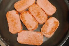 “짠맛 줄고 훨씬 고소해진다” 스팸 먹기 전 ‘이곳’에 5분만 꼭 담궈 놓으세요.
