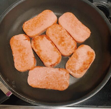 “짠맛 줄고 훨씬 고소해진다” 스팸 먹기 전 ‘이곳’에 5분만 꼭 담궈 놓으세요.