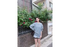 강지영, 오버핏 맨투맨으로 완성한 감성 사복 패션