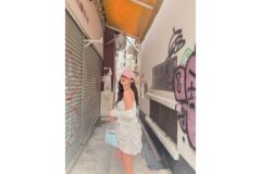 임수향, 핑크 캡 하나로 완성한 감각적 여행룩