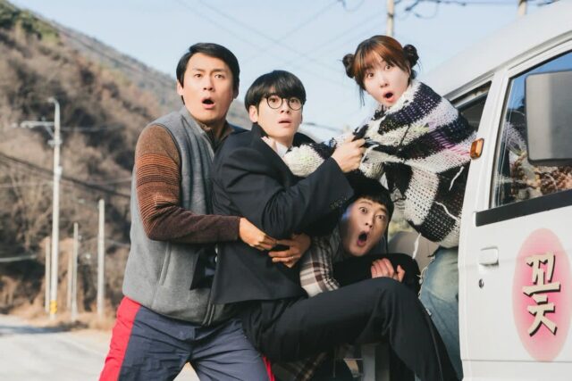 공개되자 마자 넷플릭스 3위! ‘우영우’ 제작진이 만든 韓 히어로 드라마