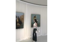 낸시, 화이트 슬리브리스로 완성한 미니멀 패션