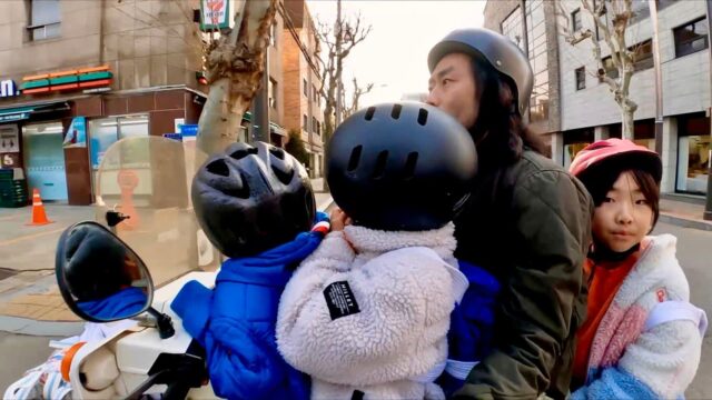 “주부 아빠” 네 남매 전업주부 다룬 다큐 영화 ‘반칙왕 몽키’