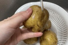 감자 삶기 전 “이것” 꼭 하세요 껍질 1초만에 벗겨지는 주부9단 꿀팁 입니다.