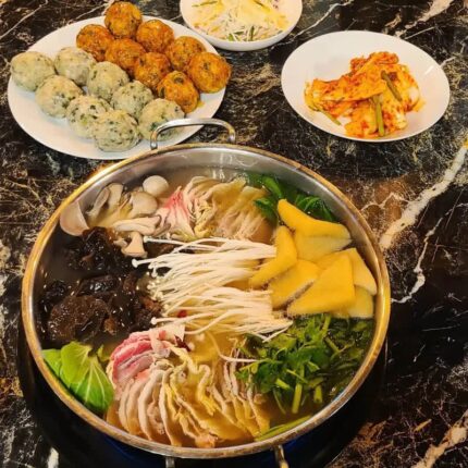 ‘비 오는 날 손님 더 많아요’ 뜨끈하게 속 채워주는 전국 만두전골 맛집 5