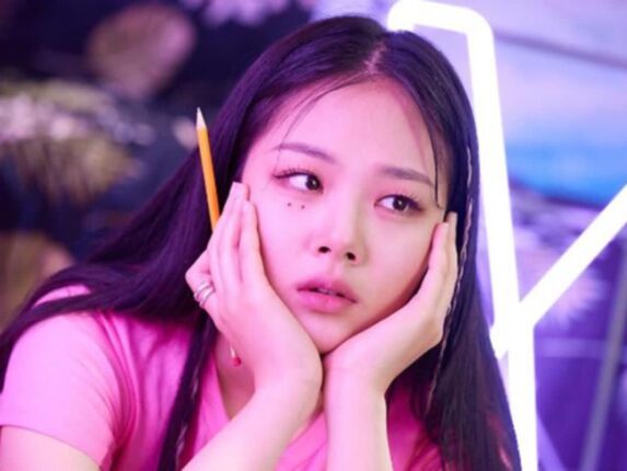 男 연예인 비비에게 DM 보냄