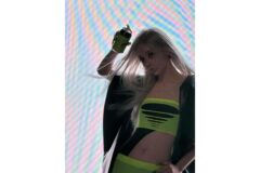윈터, 과감한 네온 그린 스타일링으로 완성한 Y2K 감성