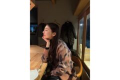 안소희, 따뜻한 조명 아래 더 빛난 청순 비주얼
