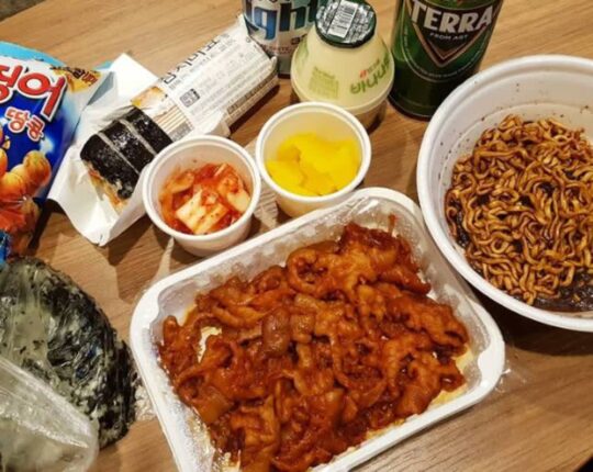 “상상도 못한 조합인데..” 자취 10년차 달인이 공개한 ‘편의점음식 꿀조합’