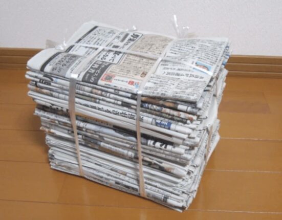 창고에 쌓여있는 신문지 “이렇게 활용 하세요” 여름철 고민 전부 끝납니다.