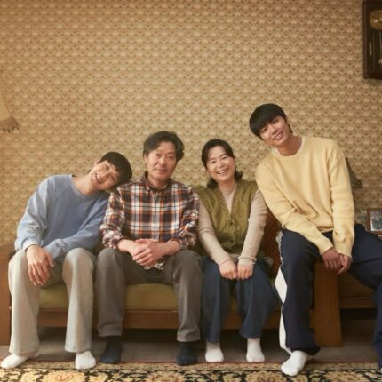 뻔한 신파라고 극장에서는 외면받더니 넷플릭스에선 일주일째 1위 기록 중인 이 영화