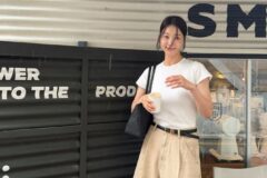 한지혜, 심플한 화이트 티셔츠로 완성한 세련된 여름룩
