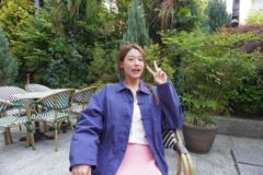 설현, 네이비 셔츠와 핑크 조합으로 완성한 러블리룩