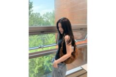 정채연, 블랙 슬리브리스로 완성한 시크한 여름 무드