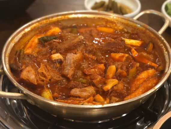 ‘흐르는 땀에도 멈출 수 없는 맛’ 서울에서 맵기로 소문난 매운 음식 맛집 5
