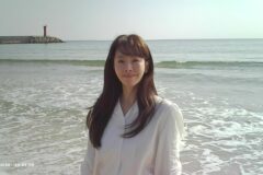 한지민, 화이트 셔츠 하나로 완성한 감성 데일리룩