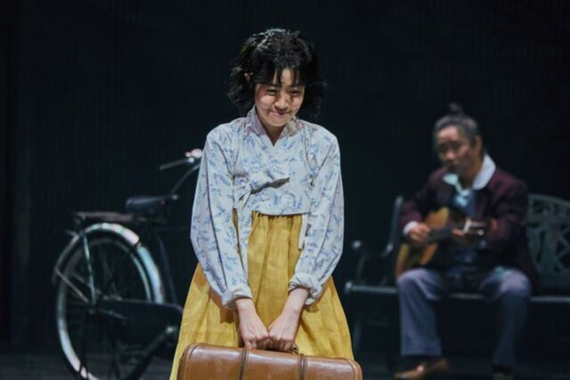 배우 심은경, 첫 연극 무대서 압도적 존재감…‘반야 아재’ 전석 매진 흥행