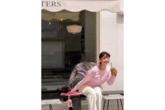 정유진, 핑크 스웨트셔츠로 완성한 러블리 데일리룩