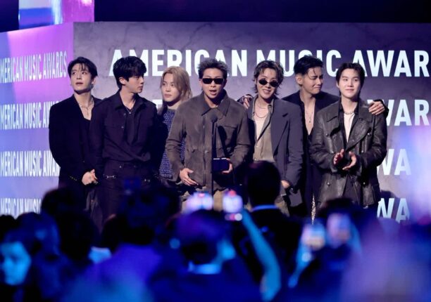 [포토&] BTS, 美 AMA 대상 등 3관왕 쾌거…”ARMY 덕분” 시상식 현장