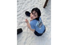 권나라, 청량한 블루 티셔츠로 완성한 여름 데일리룩