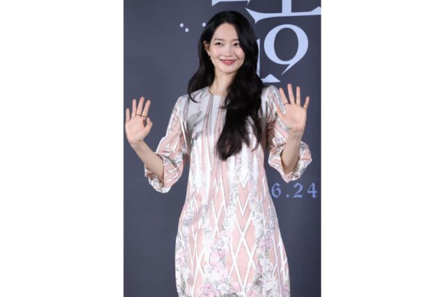 [포토&] 신민아, 시력 잃는 쌍둥이 스릴러 파격 변신 ‘영화 눈동자 제작보고회 현장’