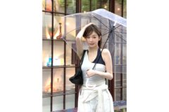 강민경, 심플한 블랙 톱으로 완성한 세련된 분위기