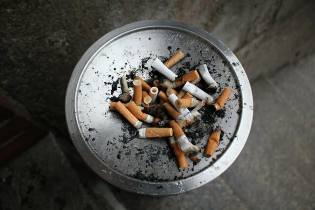 “아파트에서 담배 이렇게 피우면 신고당합니다..” 과태료 무는 행동 3가지