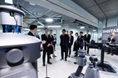 네이버, ‘피지컬 AI’ 로봇 실증 속도…북중미 월드컵 생중계도 나선다
