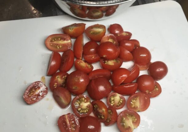 “그냥 먹으면 손해다..” 방울토마토 10배 맛있는 밥도둑 반찬 만드는 ‘레시피’