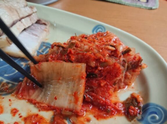 건강에 좋은 김치도 “이렇게” 먹으면 독성물질 폭발하는 위험한 음식 됩니다.