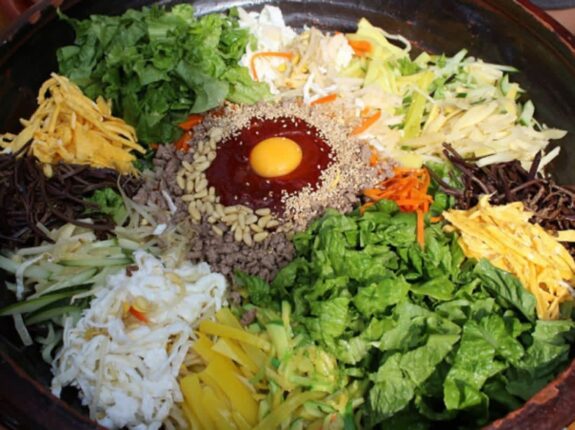 “봄동비빔밥 이젠 옛말” 최근 SNS에서 빠르게 퍼지고 있는 ‘이 비빔밥’